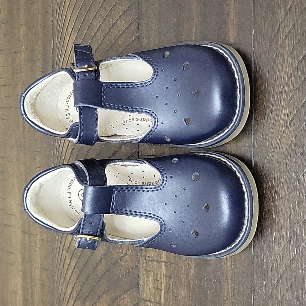 Footmates toddler shoe, navy blue size 6, only worn twice.